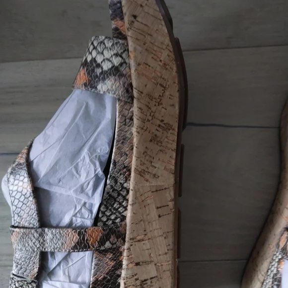 Sandals - Picture 2 of 3